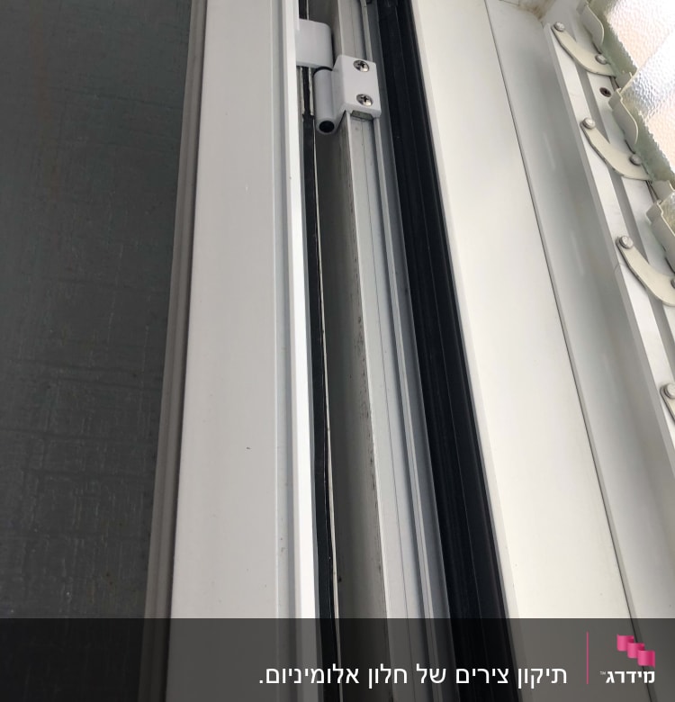 צירים לבנים של תריסים על חלון פתוח